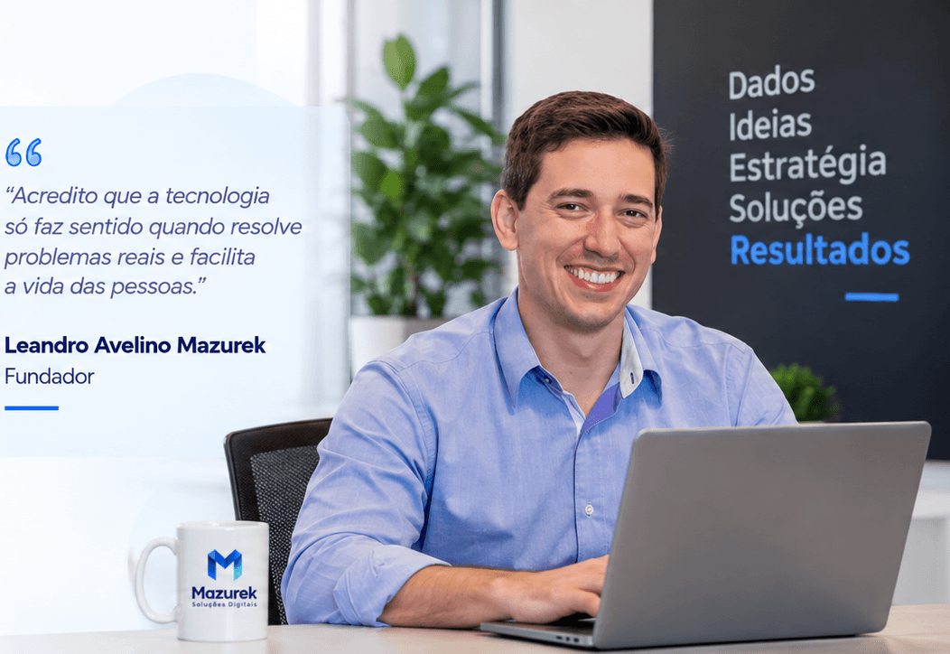Leandro Avelino Mazurek sentado ao notebook, com uma mensagem sobre tecnologia aplicada a problemas reais.